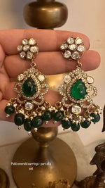 Load image into Gallery viewer, Emerald Choker set with Earrings
