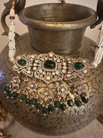 Load image into Gallery viewer, Emerald Choker set with Earrings
