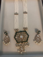 Load image into Gallery viewer, Long emerald and pearl rani haar set

